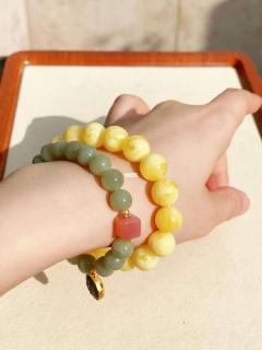 和田玉设计款的手串搭配蜜蜡,显白又减龄😍